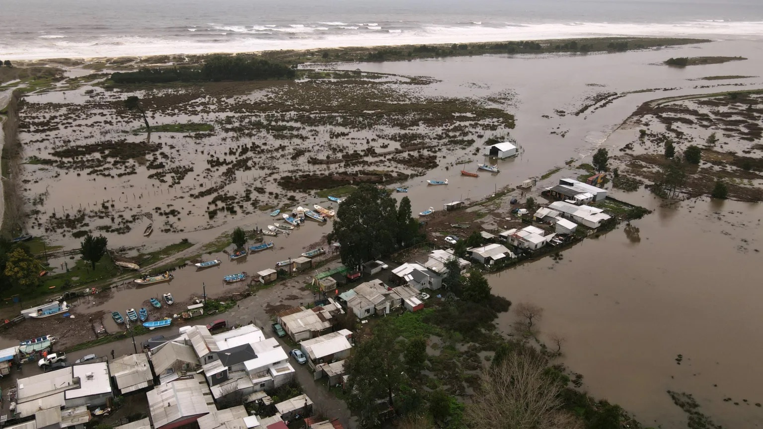 Chuva histórica transforma Deserto do Atacama em cenário de desastre e deixa mortos no Norte do Chile